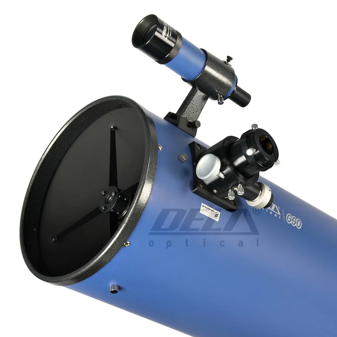 Widok na przód teleskopu (widoczny szukacz i wyciąg okularowy)