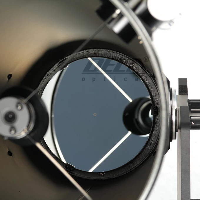 Wnętrze teleskopu z widocznym lustrem głównym
